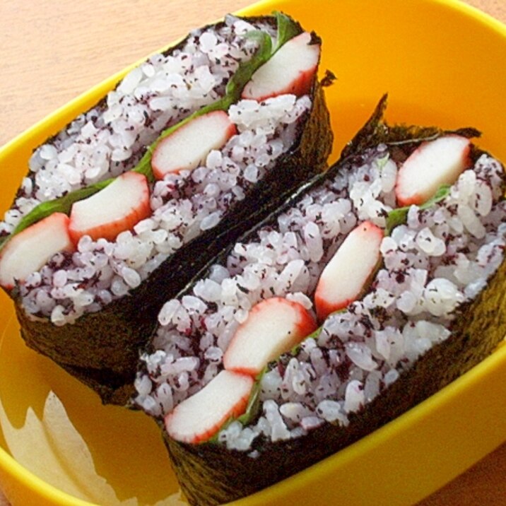ラップなし ゆかり カニカマで おにぎらず レシピ 作り方 By ジョン リーバス 楽天レシピ ラップなし ゆかり カニカマで おにぎらず レシピ 作り方 By ジョン リーバス 楽天レシピ